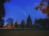 foto keren lampu lampu di candi prambanan