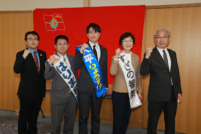 畠山さんと市議団の写真。並び順は左から、畠山和也・元衆議、はりま和宏・市議団事務局長、大平亮介市議、杉野智美市議、稲葉典昭市議