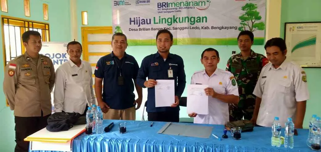 BRI Cabang Sanggau Ledo Salurkan 200 Bantuan Bibit Alpukat di Desa Bange