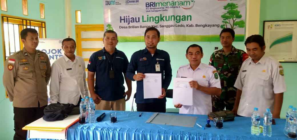 BRI Cabang Sanggau Ledo Salurkan 200 Bantuan Bibit Alpukat di Desa Bange