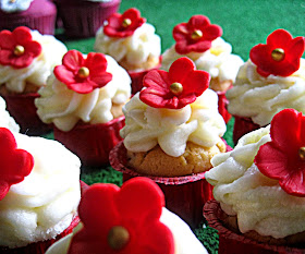 http://cupcakeluvs.blogspot.dk/2014/05/honing-mandel-rose-cupcakes-honey.html