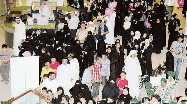 متطلبات العيد تضطر غالبية الأسر السعودية للجوء إلى القروض