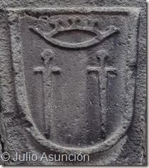 Escudo de Aoiz en la fachada de una de las viviendas de la localidad