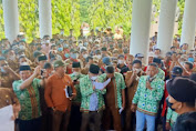 Kepala Pekon Se-Kabupaten Tanggamus beserta Aparatur Pekon menggelar aksi demo