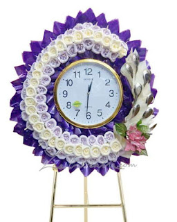 พวงหรีดนาฬิกา ตกแต่งด้วยดอกไม้จันทน์สีขาวและม่วง