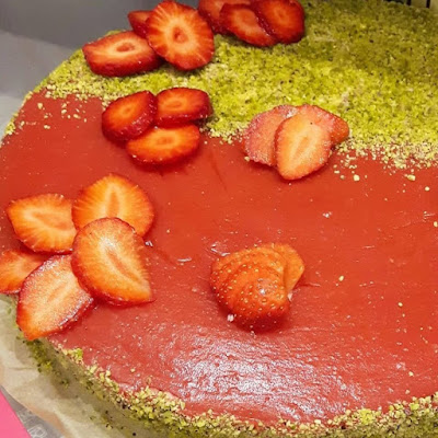 TORTA FREDDA ALLE FRAGOLE E GRANELLA DI PISTACCHI