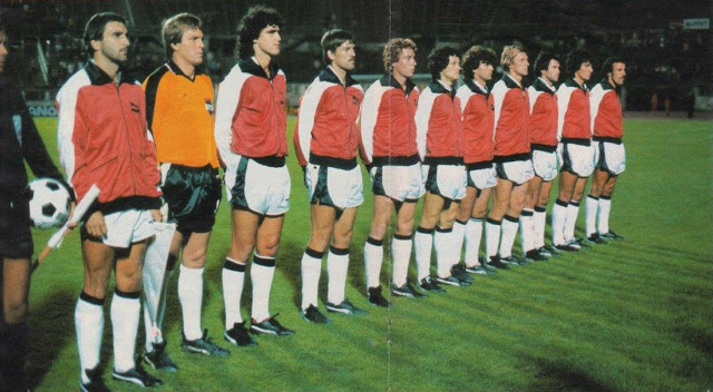 SELECCIÓN DE AUSTRIA.Temporada 1981-82. Hansi Krankl, Friedl Koncilia, Bruno Pezzey, Gasselich, Bernd Krauss, Heribert Weber, Max Hagmayr, Roland Hattenberger, Mirnegg, Reinhold Hintermaler y Kurtz Welzl. SELECCIÓN DE AUSTRIA 0 SELECCIÓN DE ESPAÑA 0 Miércoles 23/09/1981, 18:30 horas. Partido internacional amistoso. Viena, Austria, Prater Stadium: 25.000 espectadores. GOLES: No hubo.