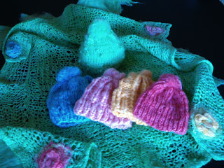 manta verde e gorro azul, rosa bebe, laranja, rosa choque e verde  tricotado com lã de ovelha