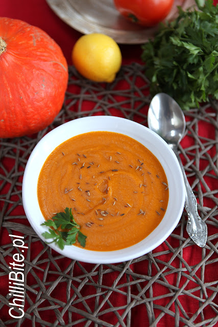 wegańska zupa z dyni i pomidorów
