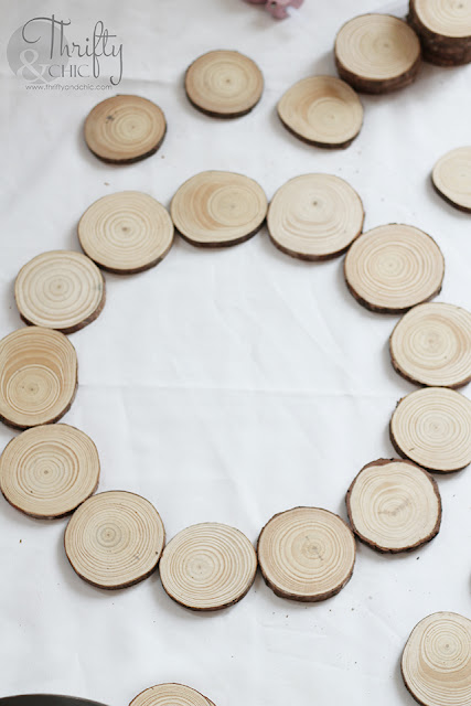 DIY 5 minute wood slice wreath tutorial. How to make a wood disc wreath. DIY easy Christmas crafts. DIY Christmas ideas. Farmhouse Christmas decor. Woodland Christmas wreath.