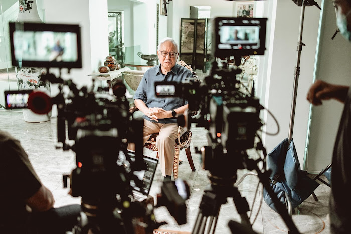 Najib Razak sedang ditemuramah untuk dokumentari Man on The Run