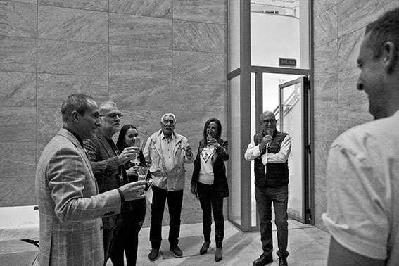 Concejal de Cultura Nacho Sánchez, Artista José Antonio Fontal Álvarez, autoridades e invitados durante el acto de inauguración en el Museo "Elisa Cendrero"