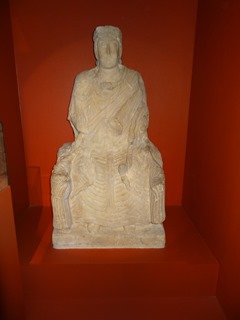 2016.08.07-022 déesse-mère de Saint-Aubin-sur-Mer.au musée de Normandie
