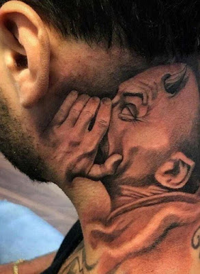 Tatuaje de demonio en el cuello susurrando al oído