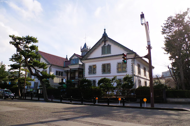 從本町地區看到的舊縣議會。 前景中的道路曾經是一條名為「一番堀」的運河。 目前是縣道164號線。