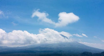 Erupsi Gunung Agung yang membuat penduduk di sekitar harus mengungsi