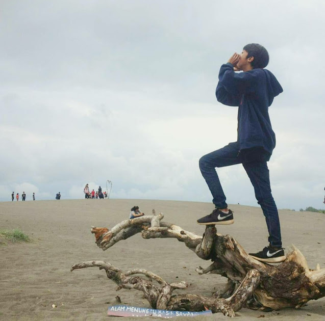 Berfoto di Gumuk Pasir Parangkusumo (Pict : tuankecilberwisata.com)