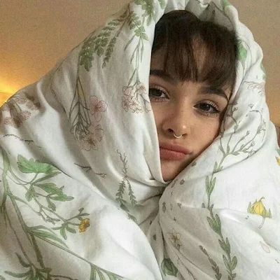 As selfies se tornaram tão populares por serem a maneira mais fácil de nos retratarmos sozinhos. Além disso, não depende de suas habilidades profissionais de fotógrafo, basta ter criatividade na hora do registro.