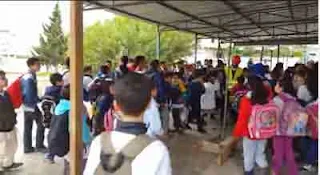 احتجاج تلاميذ على تحويل ولاية طنجة ساحة مدرستهم إلى سوق