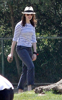 Anne Hathaway's enjoy in Pet Pooch Park 