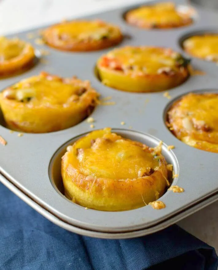 Pionono puertorriqueño relleno de carne, hecho al horno. Procedimiento práctico para hacer este plato de la cocina local, se usan moldes de cupcakes para formar los enrrollados