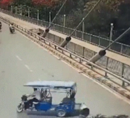  In Prayagraj, a biker collides with an e-rickshaw, killing him