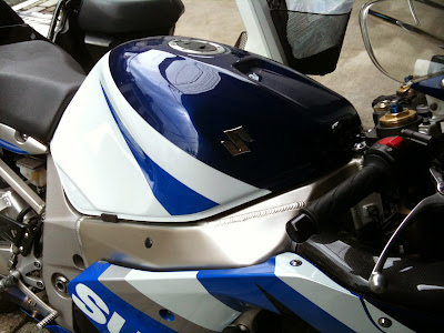 GSX-R1000 '02のタンクにエンブレム貼り付け