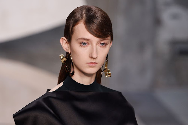 tendenza orecchini diversi tendenze accessori primavera estate 2017 marni sfilata ss 2017 accessori marni primavera estate 2017