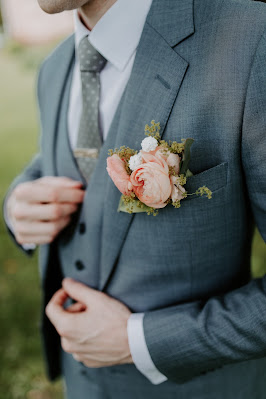 Novio con traje de tres piezas