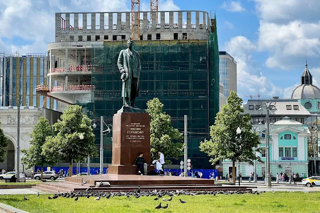 площадь Тверская Застава, строящийся торговый центр «Афимолл Тверская», памятник Максиму Горькому
