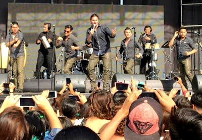 Foto de la Gran Orquesta Internacional cantando en concierto