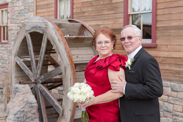 Bride and groom photography at shenandoah mill in gilbert az