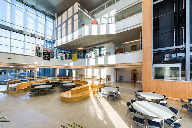 Sala de uno de los nuevos edificios de la Universidad de Gallaudet, ejemplo de la arquitectura DeafSpace