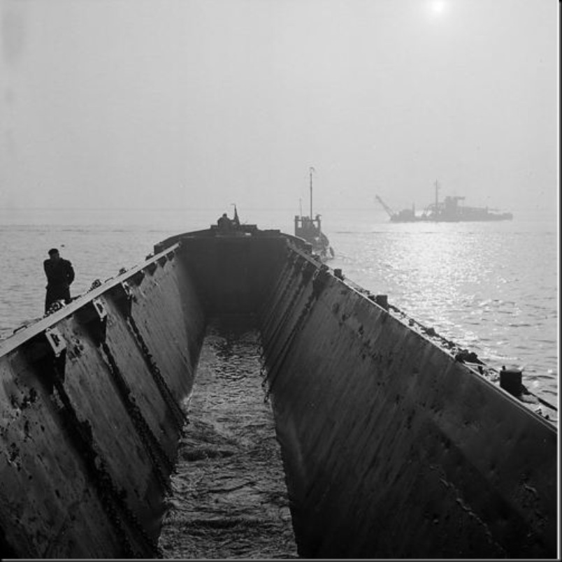 Aart Klein, Leeg zandschip nadert een baggervaartuig nabij Willemstad, bouw Volkerakdam, 1958