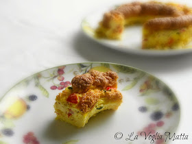 ciambella di frittata con pomodoro, mozzarella e basilico