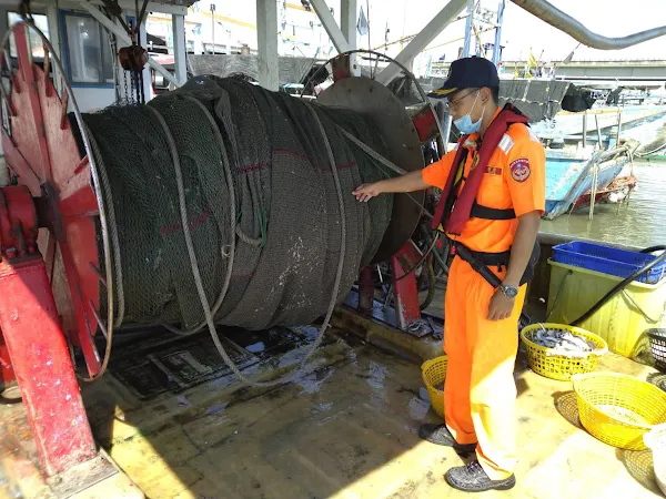 海巡無人機升空巡弋 蒐證漁船違規拖網