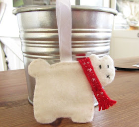 http://lacreatureandyou.com/2013/11/18/polar-bear-ornament-diy-tutorial/#more-2659