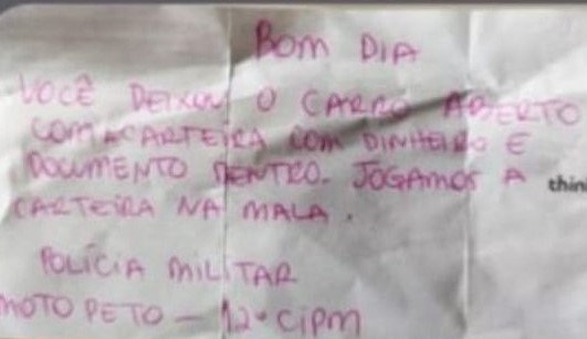 Policiais guardam carteira e objetos de motorista que esqueceu o carro aberto e deixam bilhete avisando 