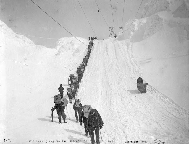 Buscadores de oro en el paso montañoso de Chilkoot durante la fiebre de oro de Klondike