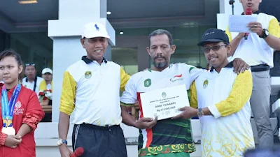 Wakil Bupati Ketapang Bagikan Bonus Pada Atlet Berprestasi Di Puncak Haornas Kabupaten Ketapang