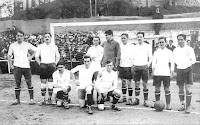 ATHLETIC CLUB DE BILBAO - Bilbao, Vizcaya, España - Temporada 1913-14 - ATHLETIC CLUB 2 (Severino Zuazo 2) F. C. ESPAÑA 1 (Villena) - 10/05/1914 - Copa de S. M. El Rey, final - Irún, Guipúzcoa, estadio Costorbe - Alineación: Ibarreche; Hurtado, Solaun; Esteban Eguía, José María Belauste, Iceta, Germán, Pichichi, Zuazo, Apón y Ramón Belauste - El ATHLETIC CLUB gana su 5º título de Copa