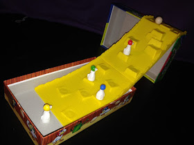 Imagen en la que se ve la pista montada y las gallinas en diferentes casillas con el huevo en lo alto.