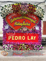 bunga papan pernikahan, bunga ucapan selamat, toko karangan bunga, toko bunga jakarta, toko bunga, florist jakarta, karangan bunga happy wedding bunga papan berukuran besar, karangan bunga terbesar, bunga papan full flower