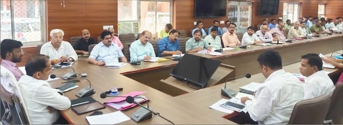  डीएम ने की विकास कार्यों की मासिक समीक्षा बैठक