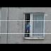 VIDEO: Niño ruso se balancea en ventana de departamento del octavo piso