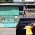 VIRAL VIDEO SEORANG PRIA Pecahkan Kaca Mobil Tetangganya Yang Seenaknya Parkir di Depan Rumahnya.