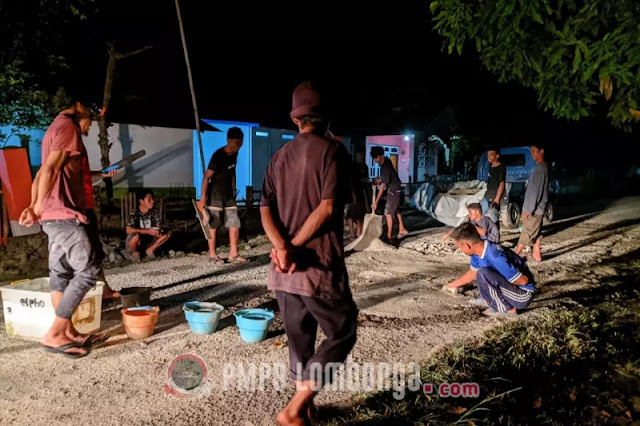 Pemuda Desa Lombonga Berinisiatif Melakukan Pengecoran Jalan Berlubang