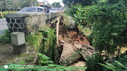 Akibat Cuaca Buruk, Pagar Jembatan di Desa Sukamenak Ambruk, Pengguna Jalan Minta Segera Diperbaiki