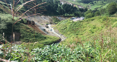 白地むき出しの谷川