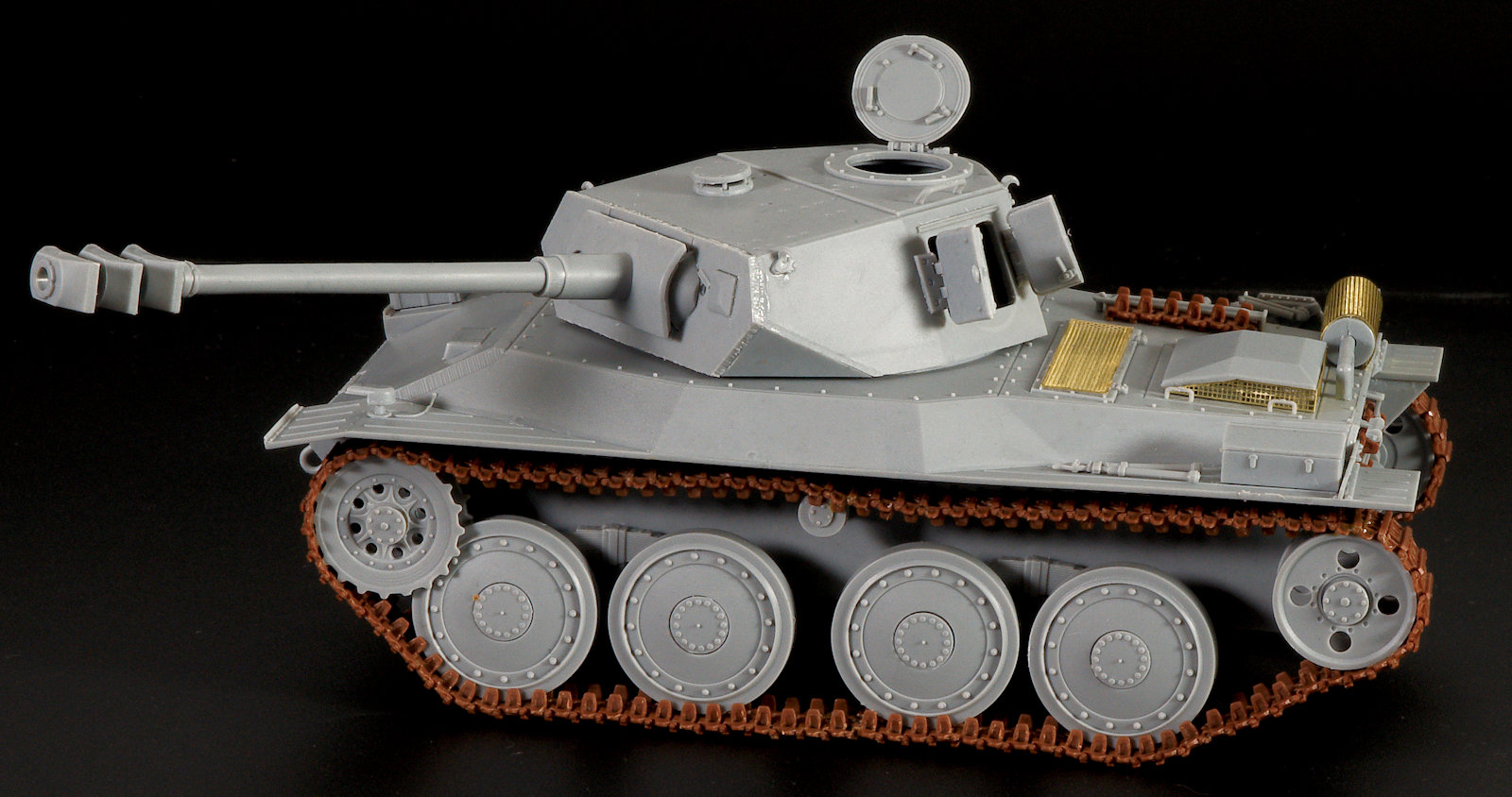 The Modelling News: In-Boxed:1/35th scale Pz.Kpfw.38D mitt PZ.IV turm 8cm  PAW 600 from Amusing Hobby